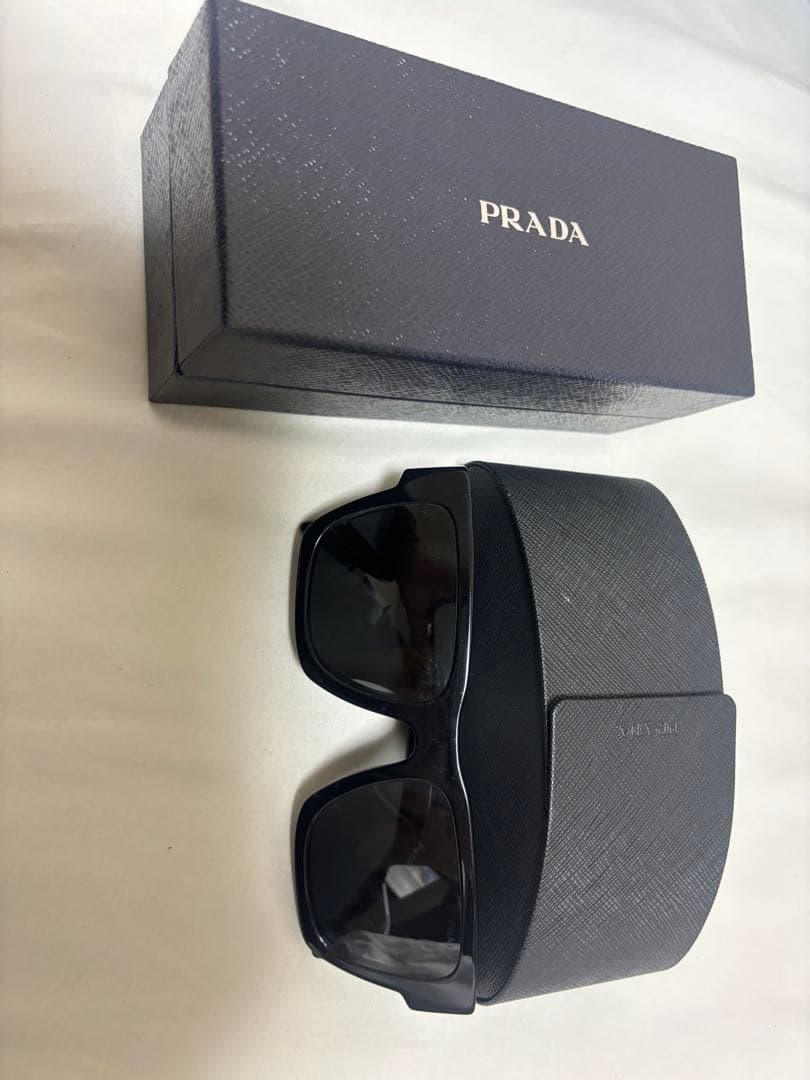 ウ*読様 PRADA ブラック サングラス ケース付き