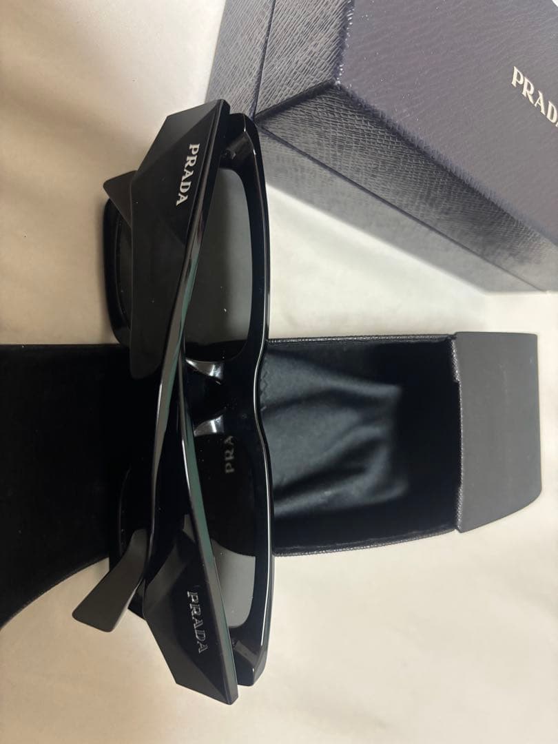 ウ*読様 PRADA ブラック サングラス ケース付き