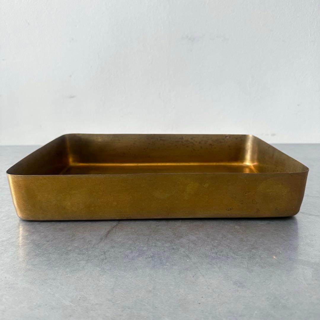 古びた真鍮のトレイ