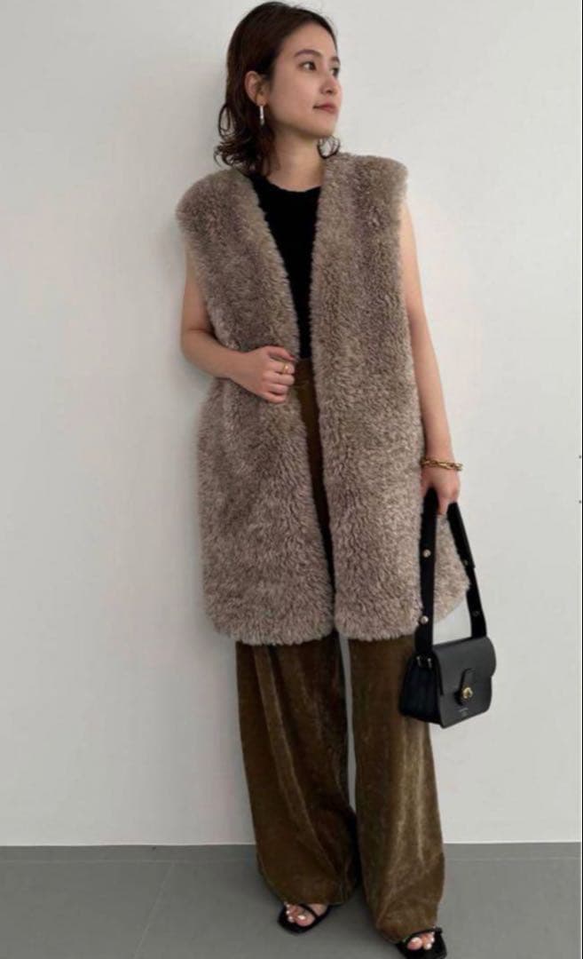 Curensology シープライクファーベスト グレージュ