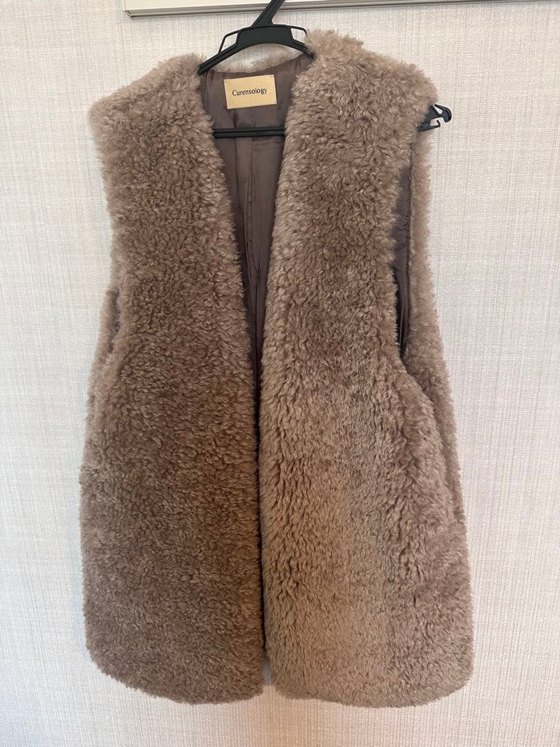 Curensology シープライクファーベスト グレージュ