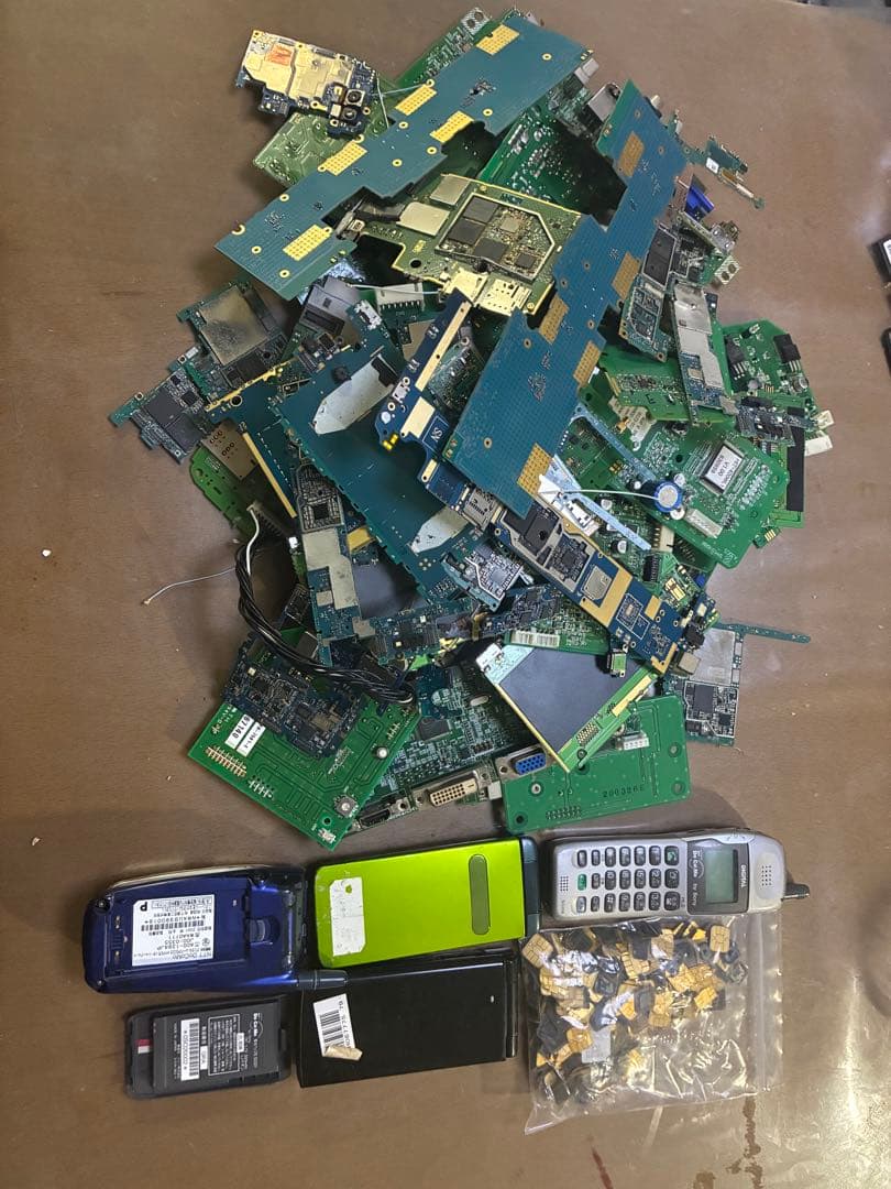 都市鉱山　ICチップ大量　古い携帯電話　電子基板のセット