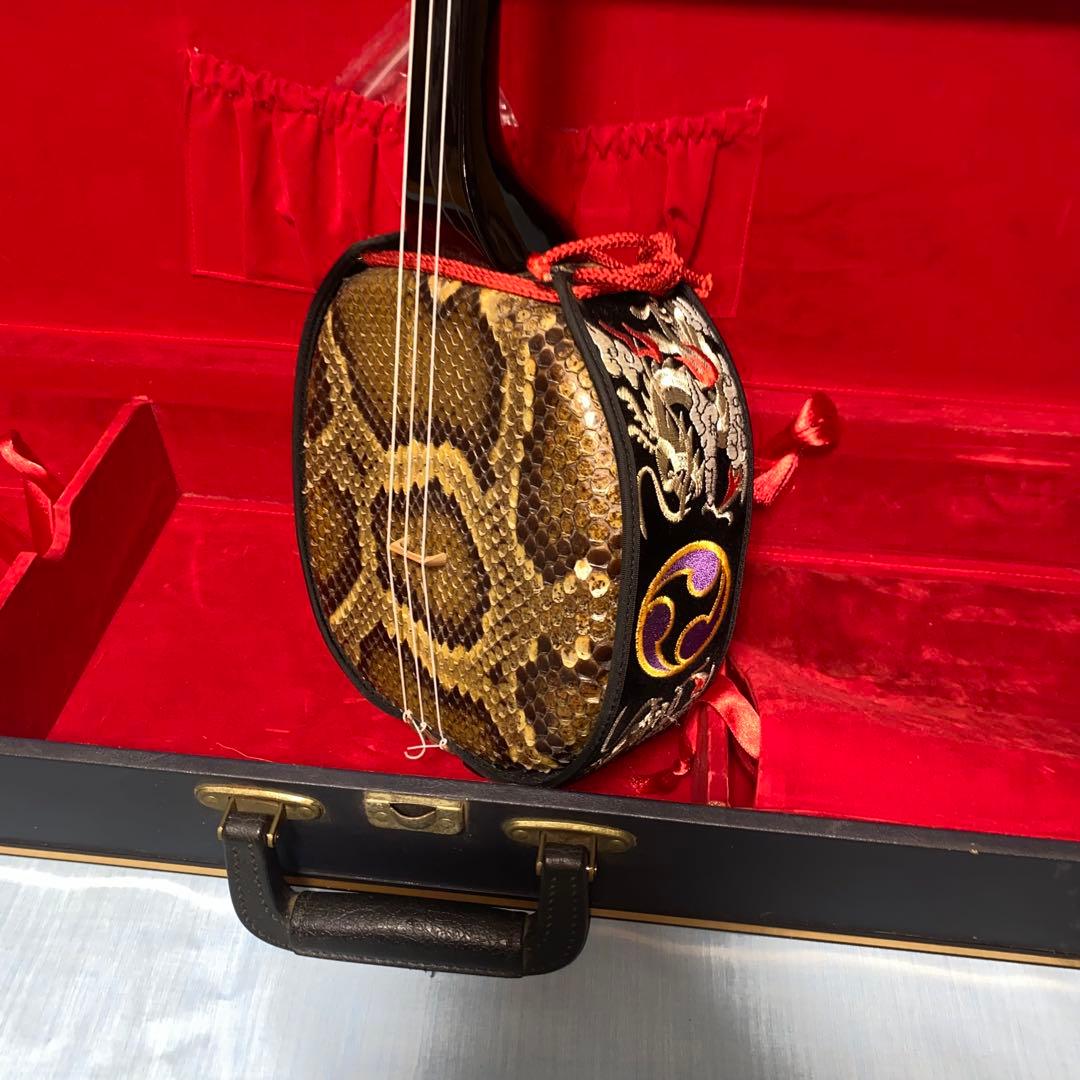 沖縄民族楽器　三線本体 強化張り蛇皮製 付属品　鍵付きハードケース