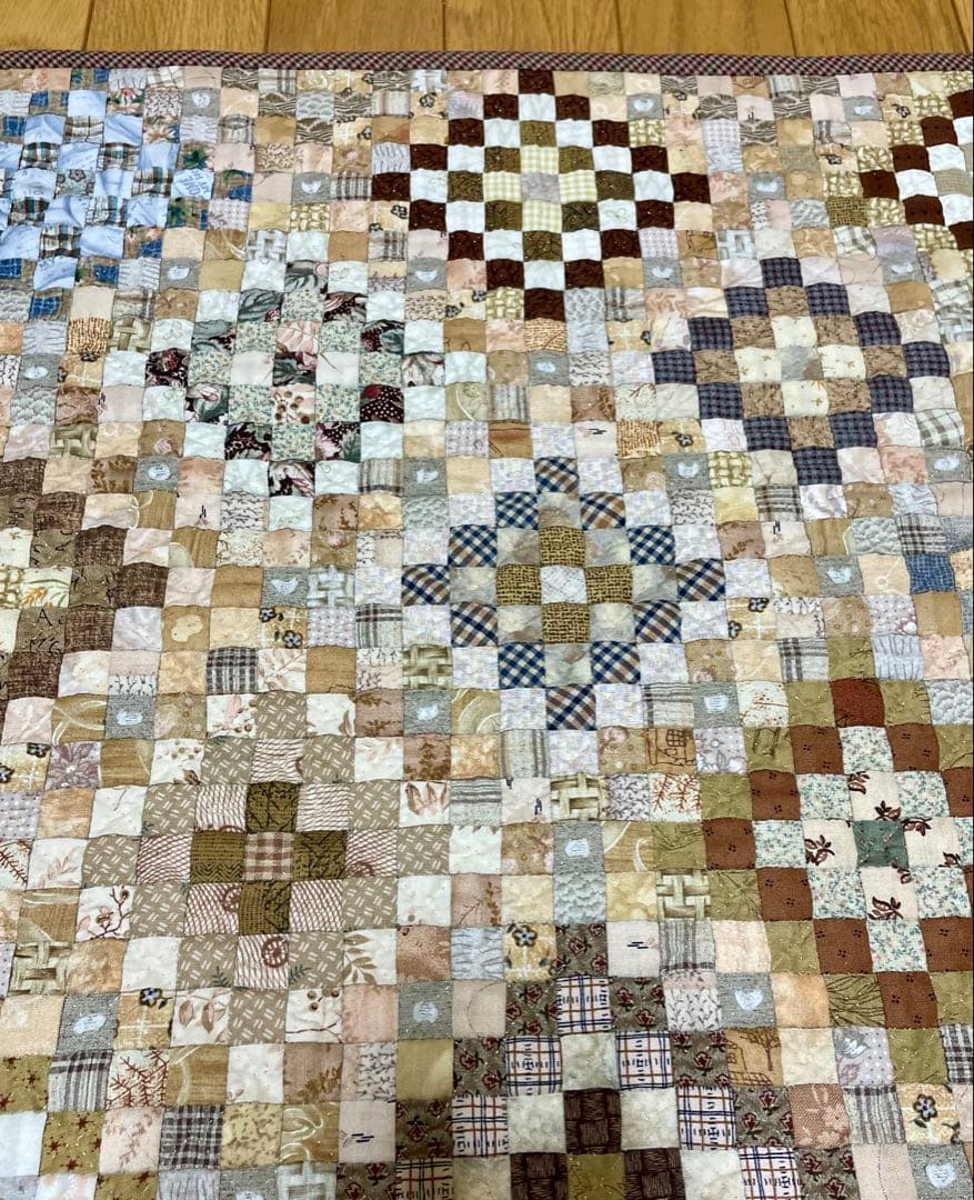 パッチワークキルト　タペストリー　アラウンド・ザ・ワールド