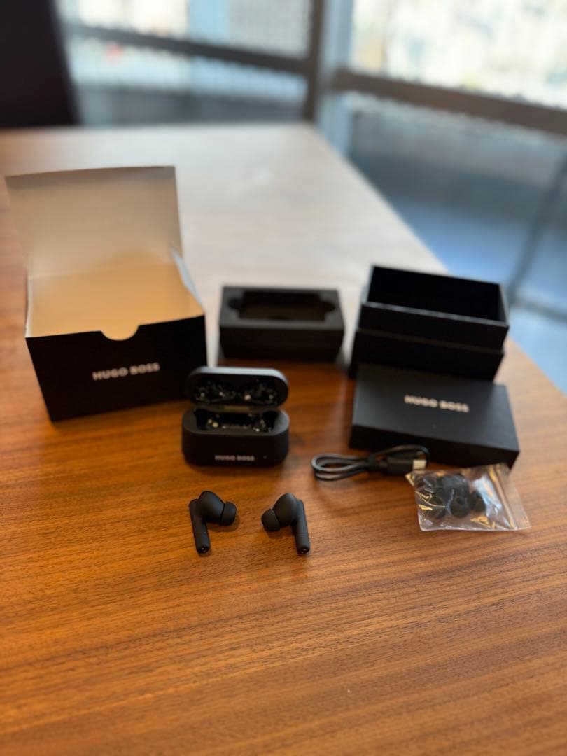 【新品 未使用】HUGO BOSS ワイヤレスイヤホン ブラック　黒　海外限定品