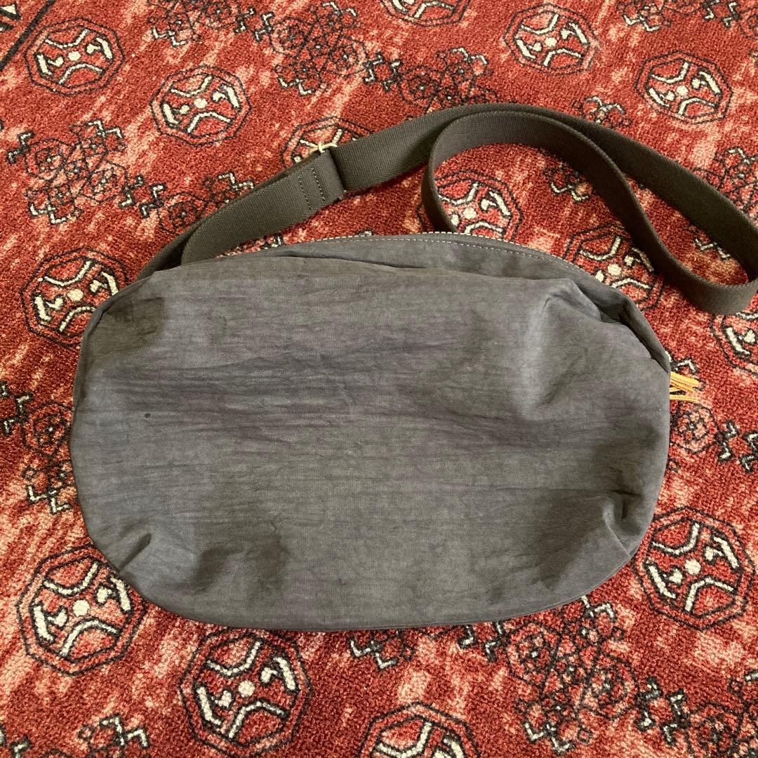 NIZYU KANO ナイロンボディバッグ　ダークグレー　Mサイズ