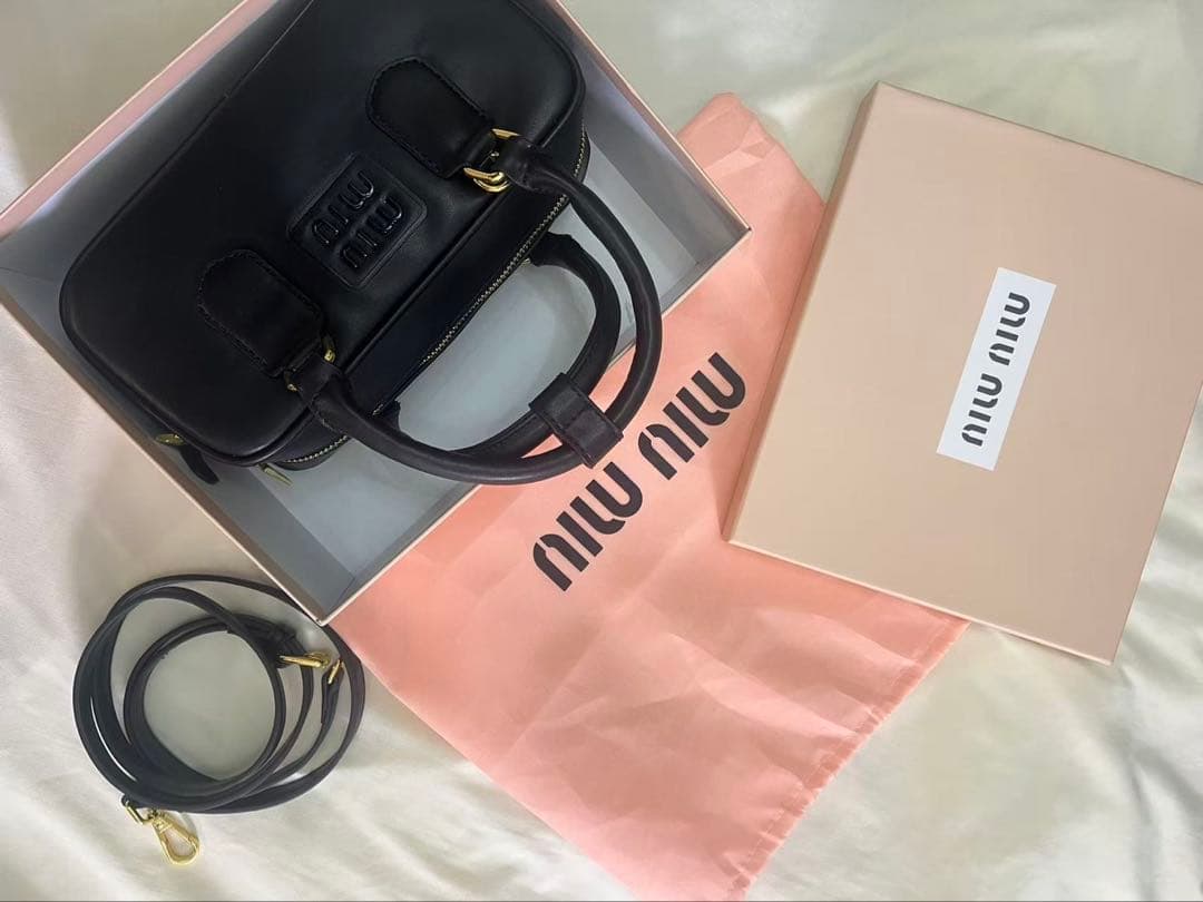 Miu Miu ブラックハンドバッグ