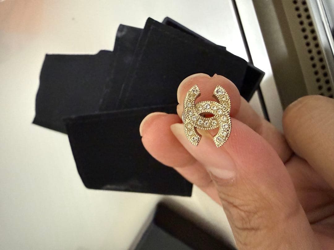 CHANEL ゴールドロゴピアス 箱付き