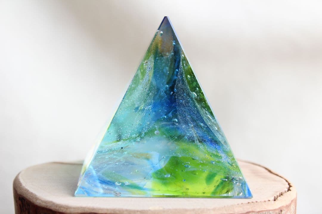 シエラネバダ産アンダラクリスタル　ピラミッド　マルチカラー　グリーン＆ブルー系
