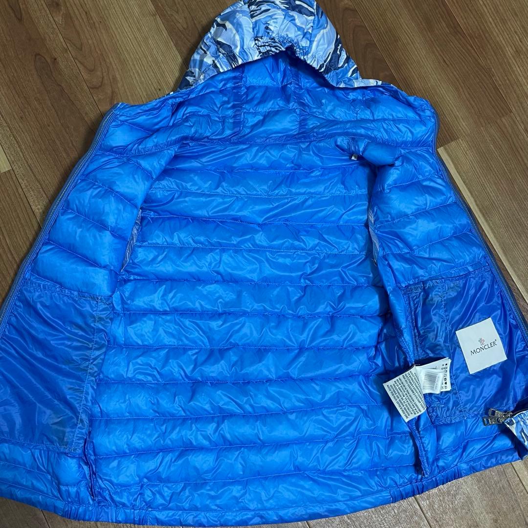 MONCLER フード付き ダウンベスト ブルー　迷彩　モンクレール