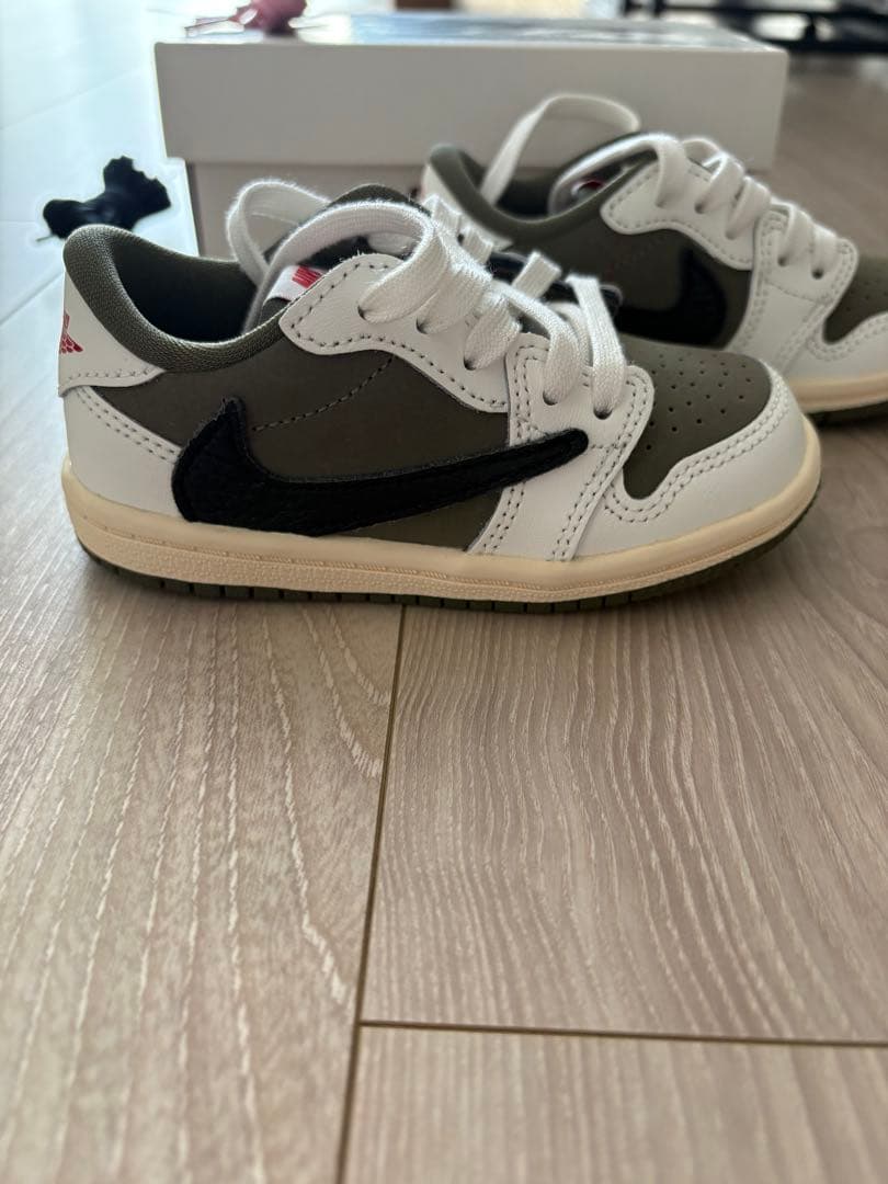 トラヴィススコット　ナイキ　オリーブ　ベビーシューズ