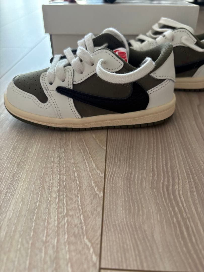 トラヴィススコット　ナイキ　オリーブ　ベビーシューズ