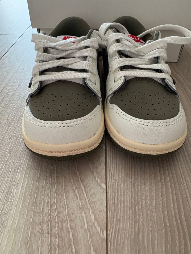 トラヴィススコット　ナイキ　オリーブ　ベビーシューズ