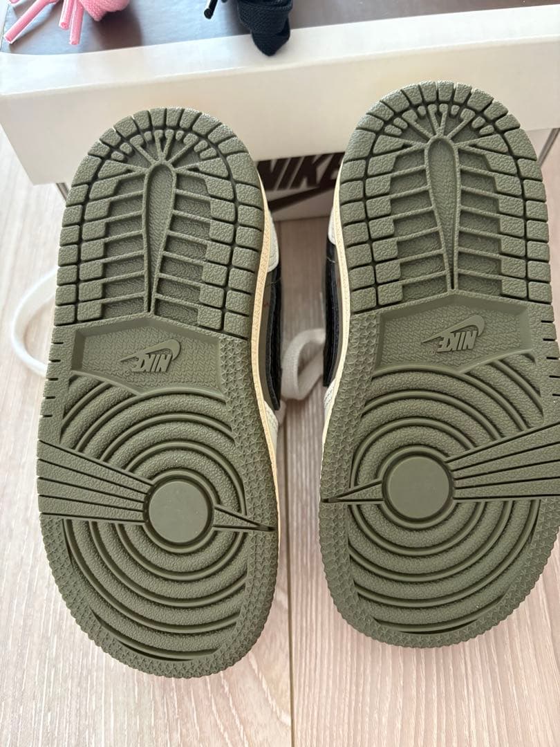 トラヴィススコット　ナイキ　オリーブ　ベビーシューズ