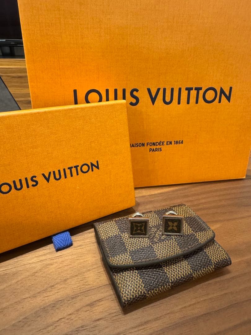 【美品】ルイヴィトン カフスボタン カフリンクス ロゴ レザーケース付