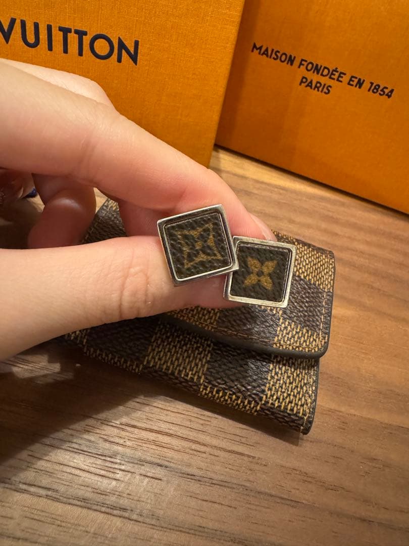 【美品】ルイヴィトン カフスボタン カフリンクス ロゴ レザーケース付