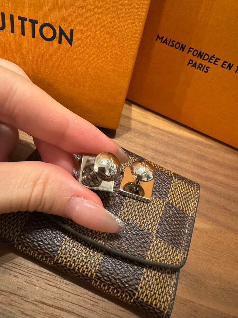 【美品】ルイヴィトン カフスボタン カフリンクス ロゴ レザーケース付