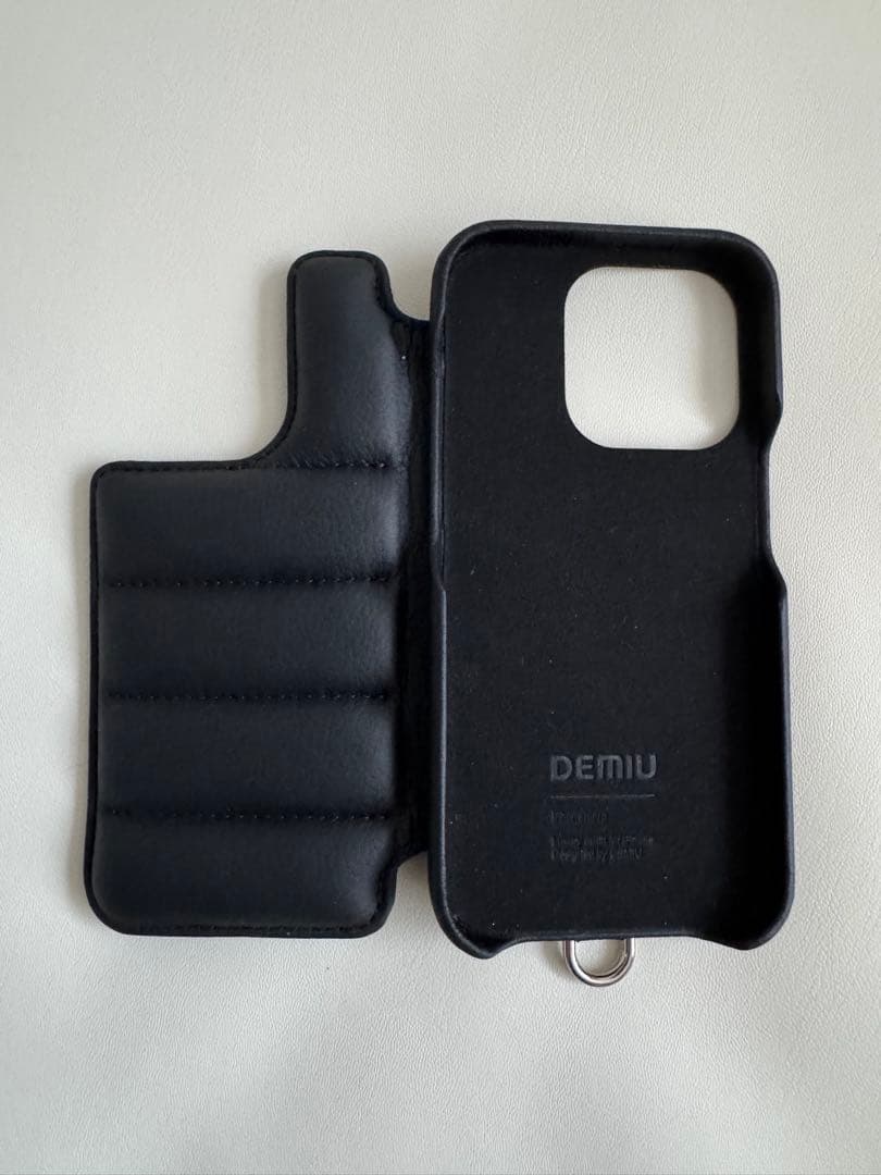 美品 DEMUIレザーケース（iPhone15Pro）
