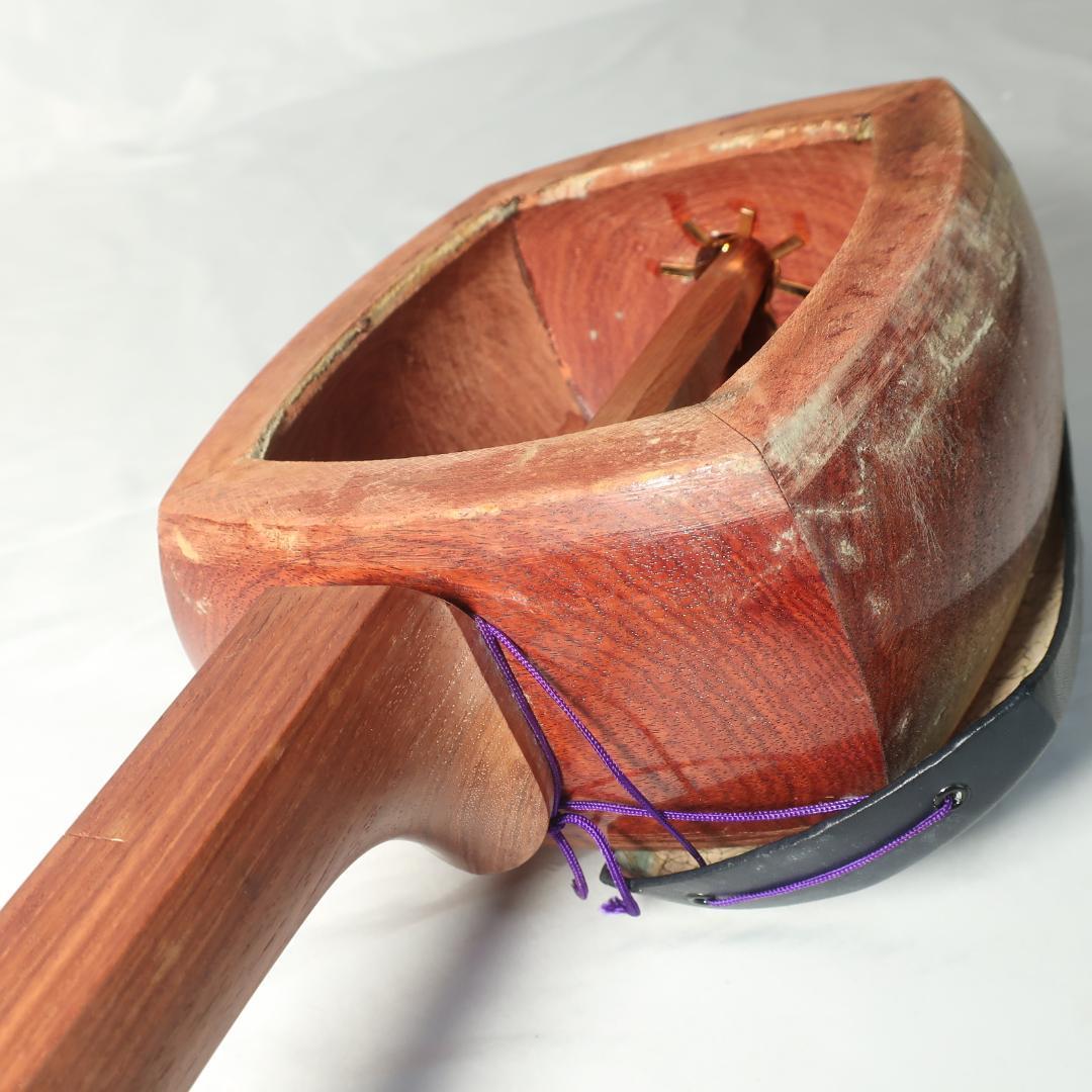 段ボ津軽三味線 東触り 極太黒檀ペグ ハードケース 撥 予備弦 駒 楽譜 付属