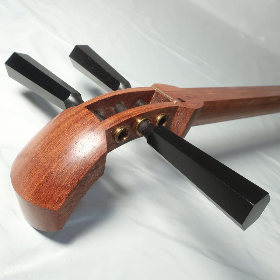 段ボ津軽三味線 東触り 極太黒檀ペグ ハードケース 撥 予備弦 駒 楽譜 付属