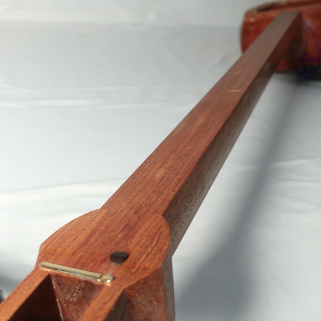 段ボ津軽三味線 東触り 極太黒檀ペグ ハードケース 撥 予備弦 駒 楽譜 付属