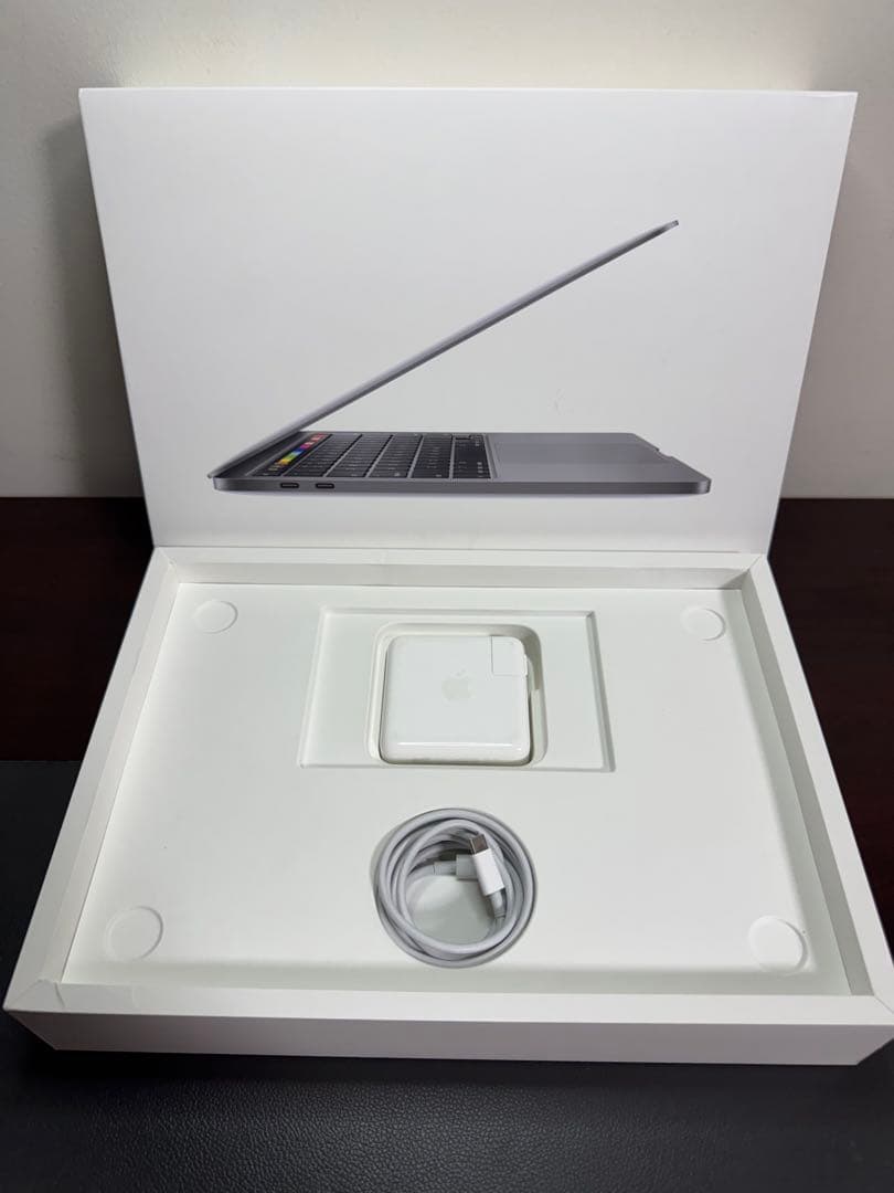 MacBook Pro 2020、13インチ、スペースグレイ。