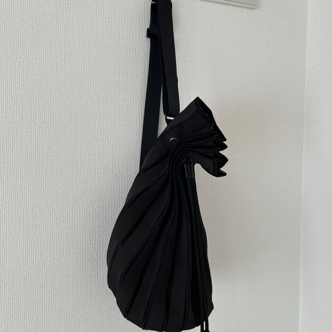 ISSEY MIYAKE ブラック ショルダーバッグ