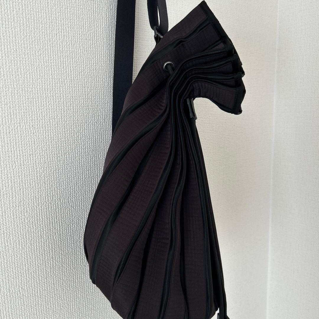 ISSEY MIYAKE ブラック ショルダーバッグ