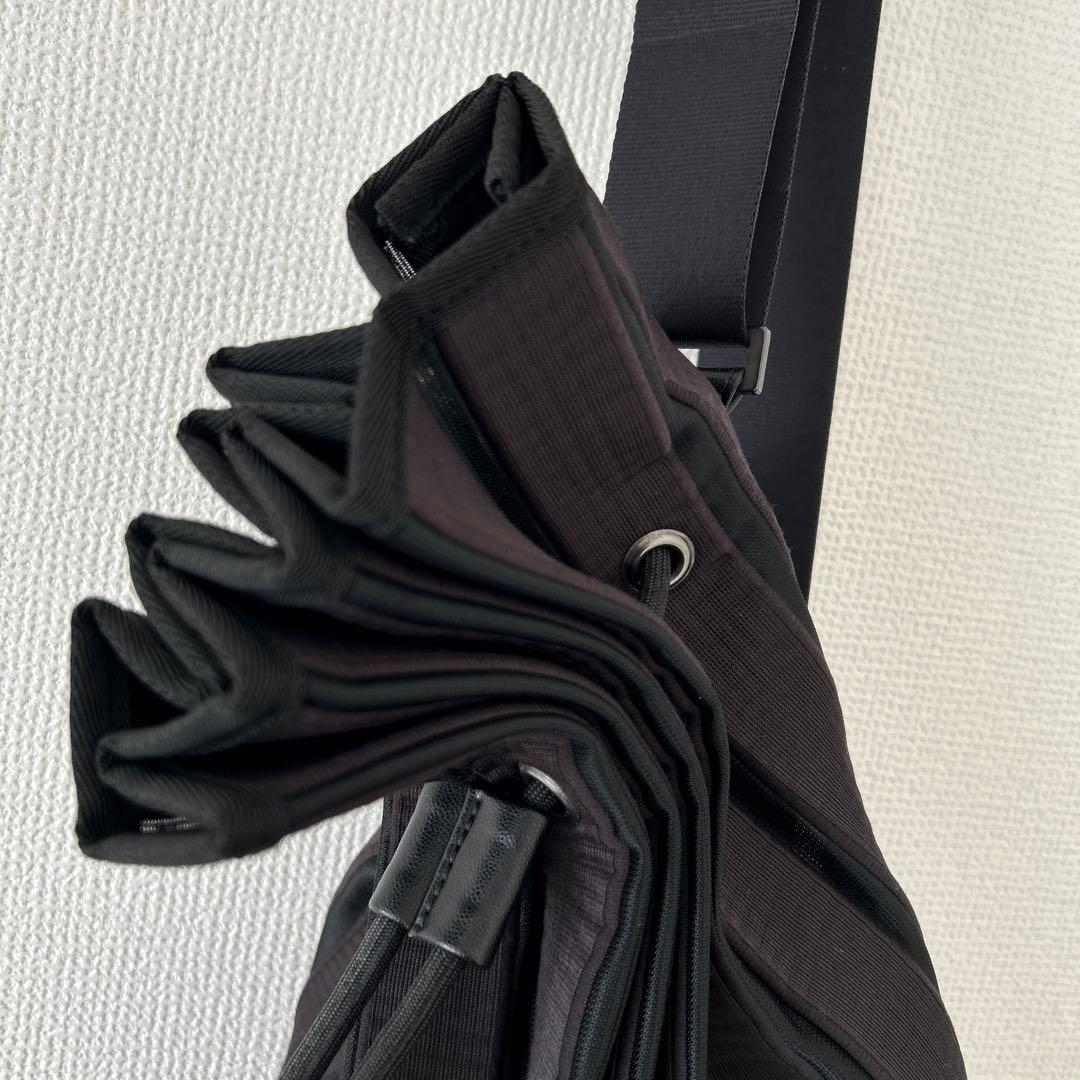 ISSEY MIYAKE ブラック ショルダーバッグ