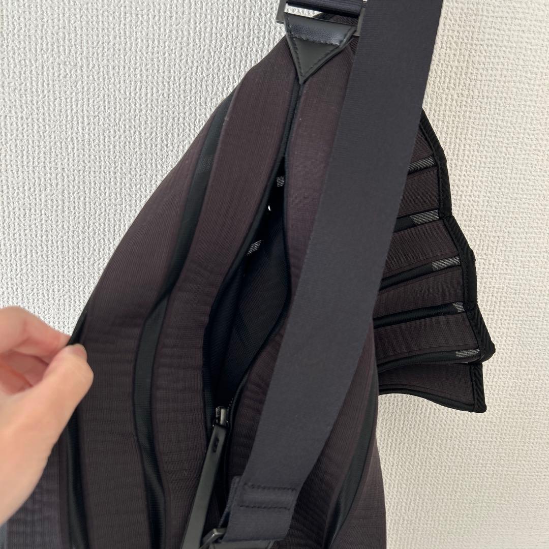 ISSEY MIYAKE ブラック ショルダーバッグ