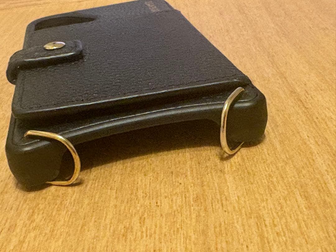 バンドリヤー　BANDOLIER iPhone16ケース　ストラップ付