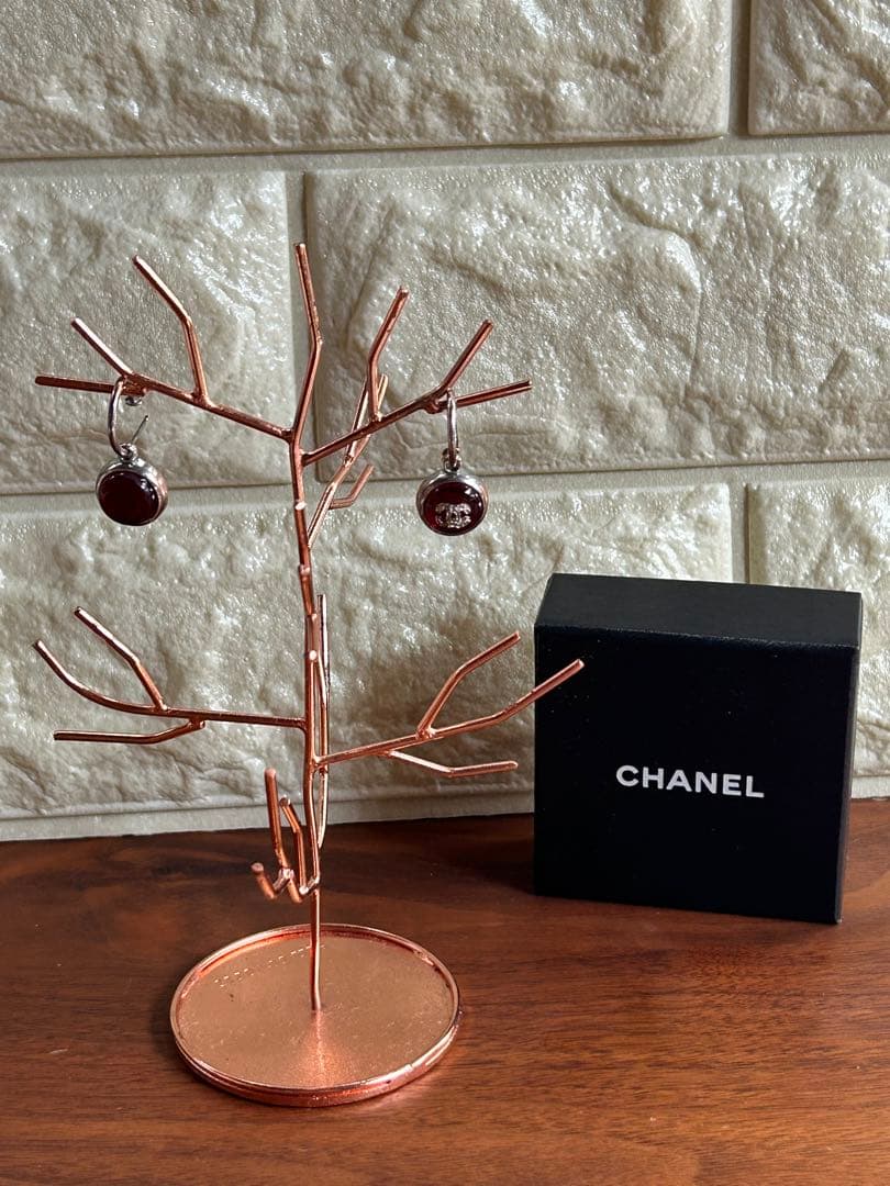 CHANEL シャネル赤と金属のラウンド型ピアス片耳