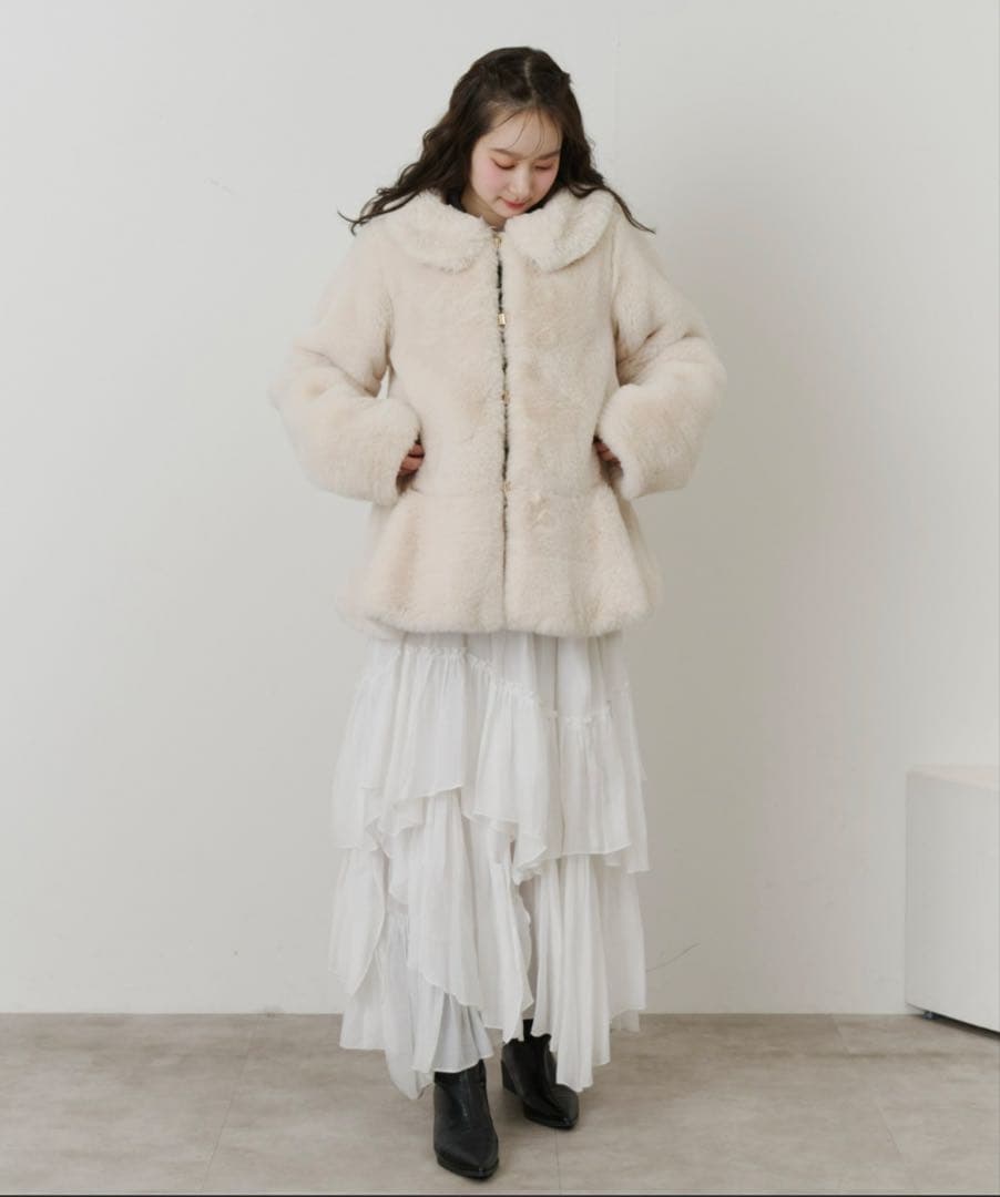 olu. フラッフィーラウンドカラーペプラムファーコート