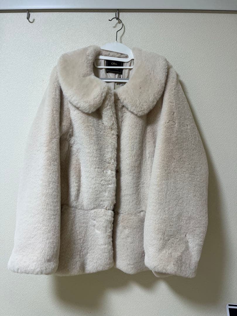 olu. フラッフィーラウンドカラーペプラムファーコート