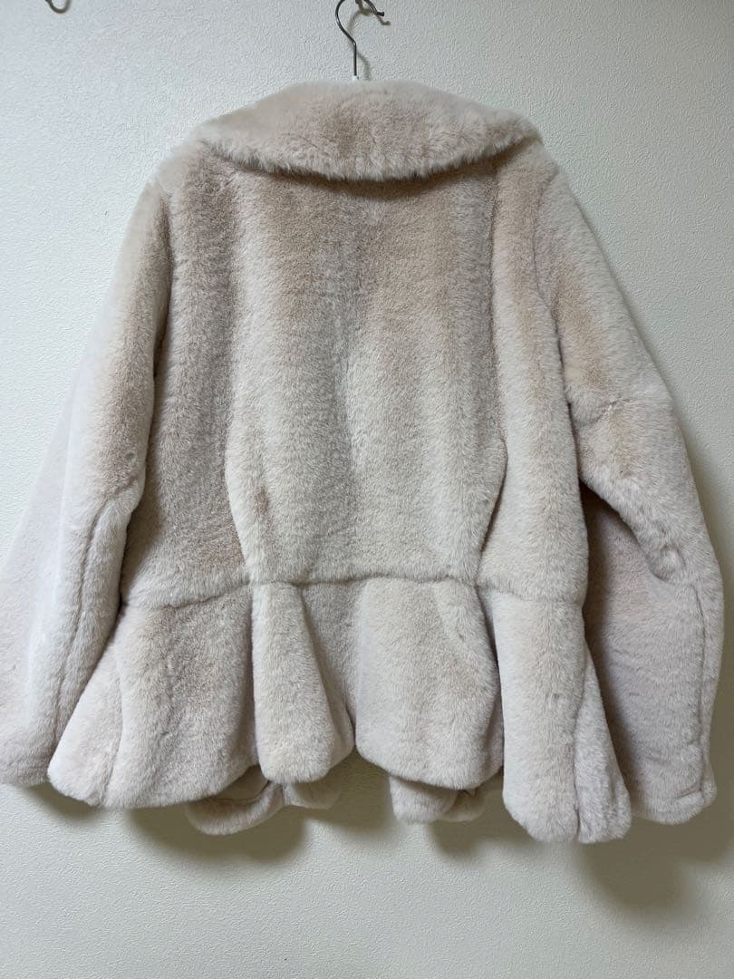 olu. フラッフィーラウンドカラーペプラムファーコート