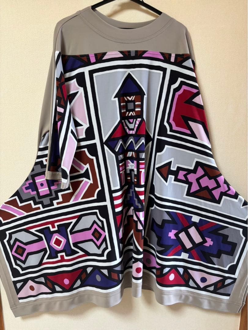 『美品』⭐️トクコプルミエヴォル⭐️ベージュに幾何学でカラフルなプリントでサイド大❣️