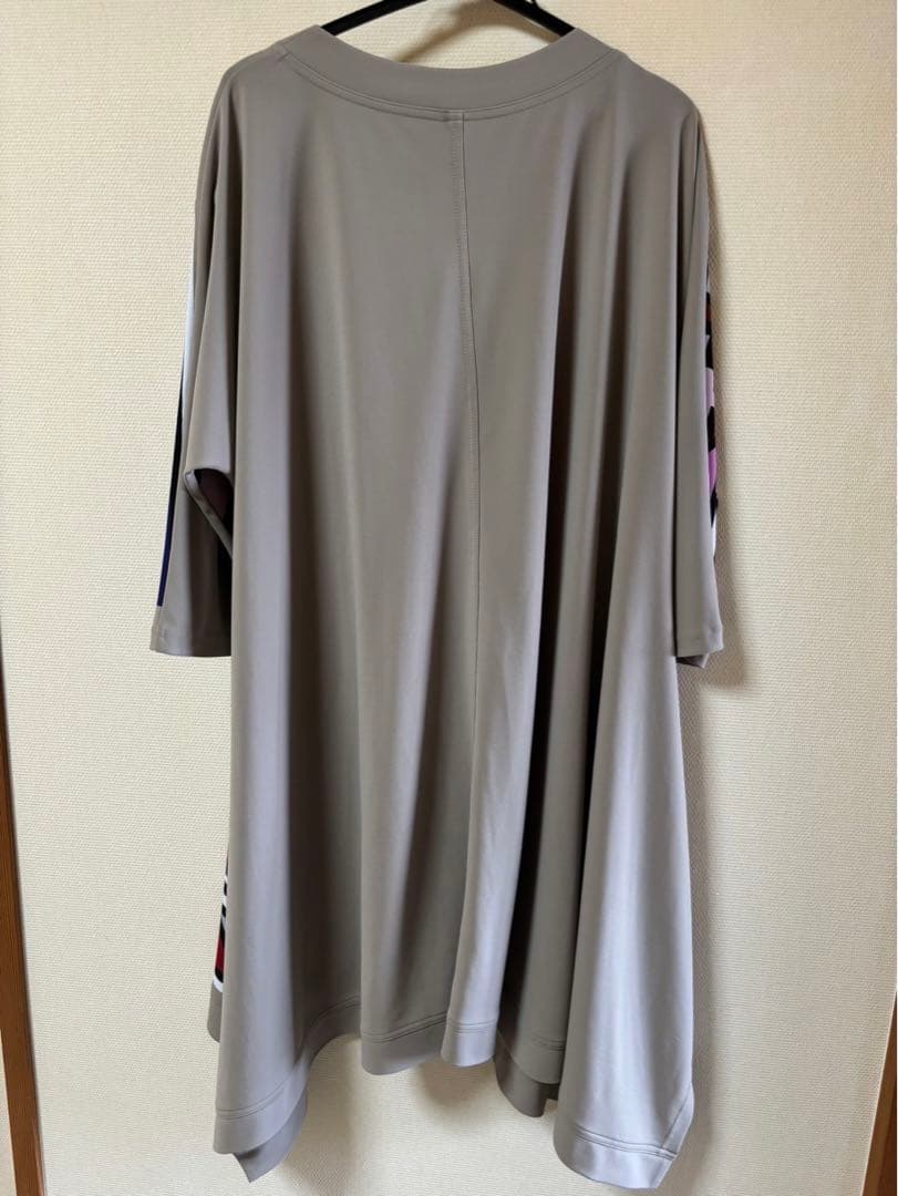 『美品』⭐️トクコプルミエヴォル⭐️ベージュに幾何学でカラフルなプリントでサイド大❣️