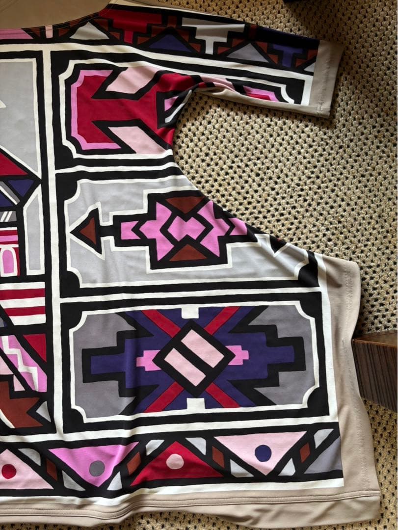 『美品』⭐️トクコプルミエヴォル⭐️ベージュに幾何学でカラフルなプリントでサイド大❣️