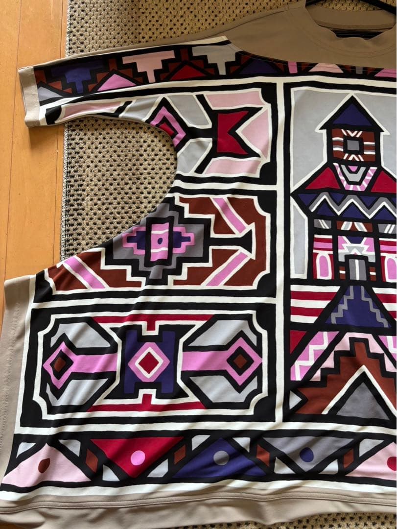 『美品』⭐️トクコプルミエヴォル⭐️ベージュに幾何学でカラフルなプリントでサイド大❣️