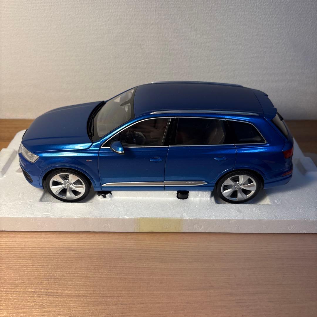 ミニチャンプス　Audi アウディ　Q7 1/18スケール ミニカー　ブルー