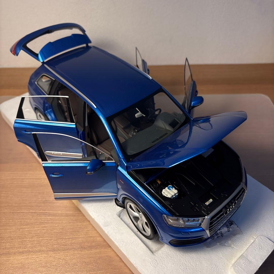 ミニチャンプス　Audi アウディ　Q7 1/18スケール ミニカー　ブルー