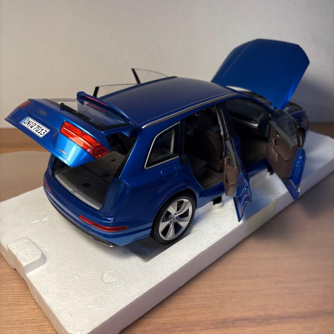 ミニチャンプス　Audi アウディ　Q7 1/18スケール ミニカー　ブルー