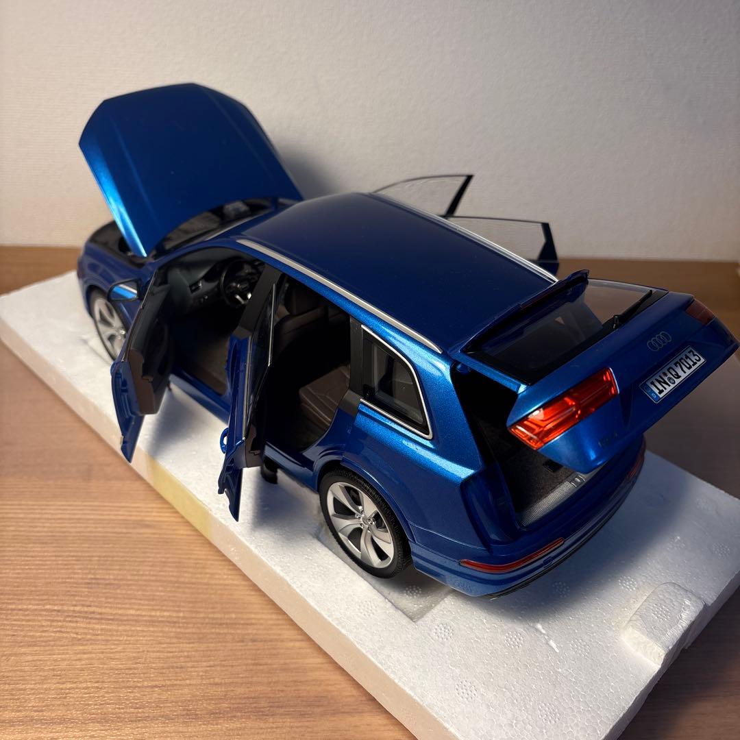 ミニチャンプス　Audi アウディ　Q7 1/18スケール ミニカー　ブルー