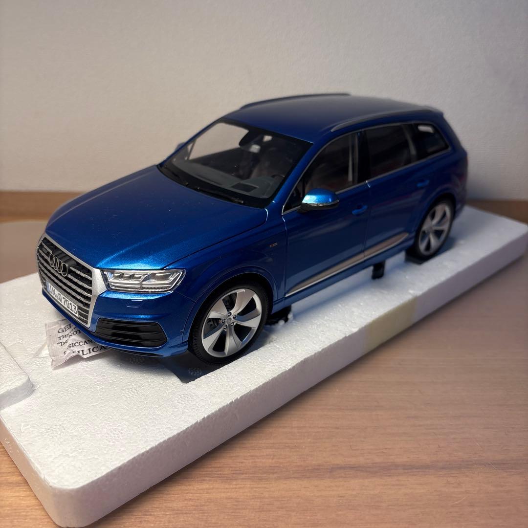 ミニチャンプス　Audi アウディ　Q7 1/18スケール ミニカー　ブルー