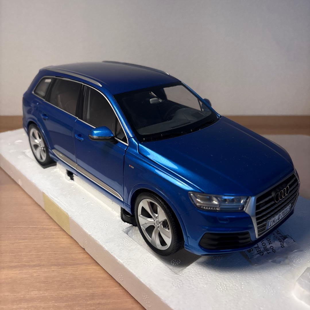 ミニチャンプス　Audi アウディ　Q7 1/18スケール ミニカー　ブルー