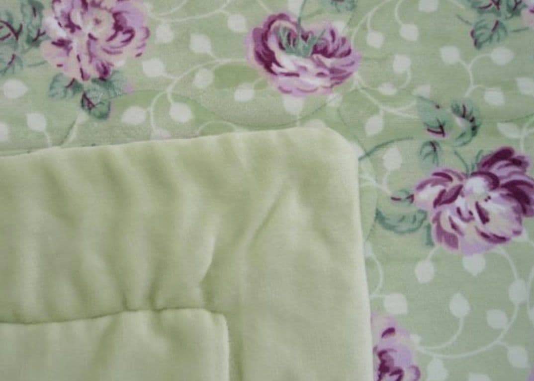 西川合繊肌掛け布団、サンダーソン、かわいいバラ柄、グリーン系