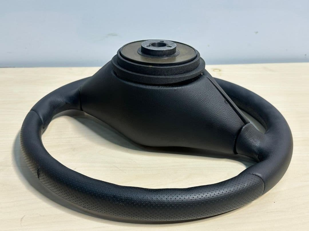 MOMO ステアリング ブラックレザー 3スポーク