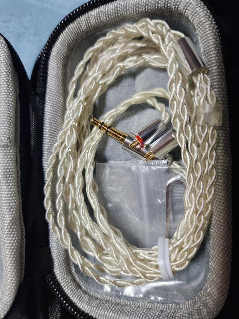 美品 THIEAUDIO ハイブリッド型イヤホン Legacy 4