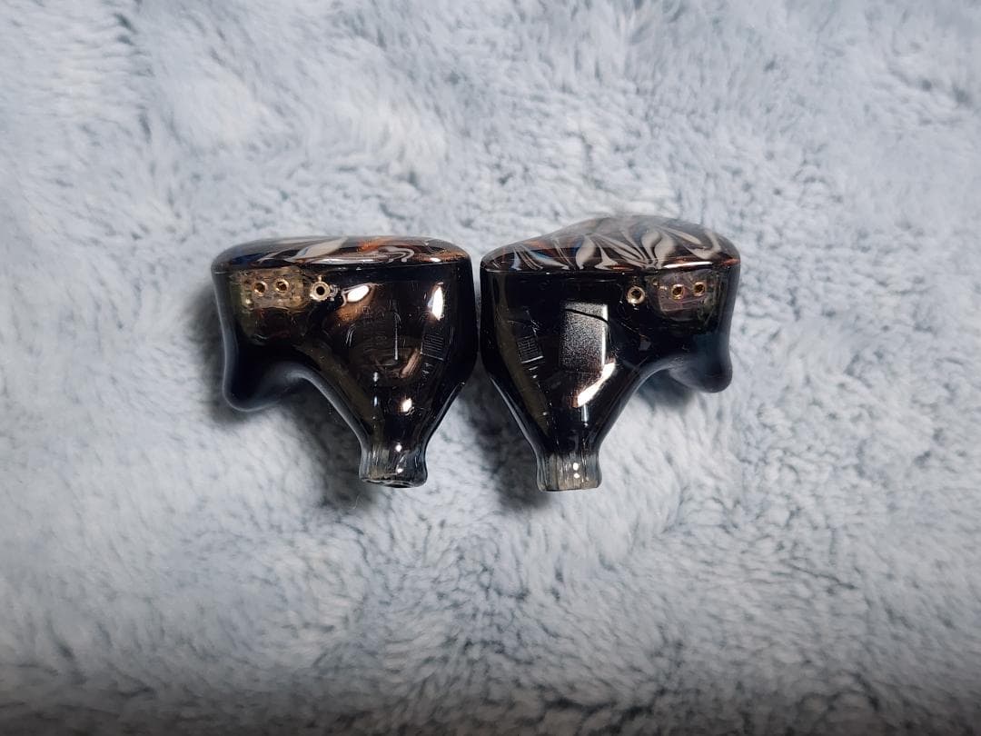 美品 THIEAUDIO ハイブリッド型イヤホン Legacy 4