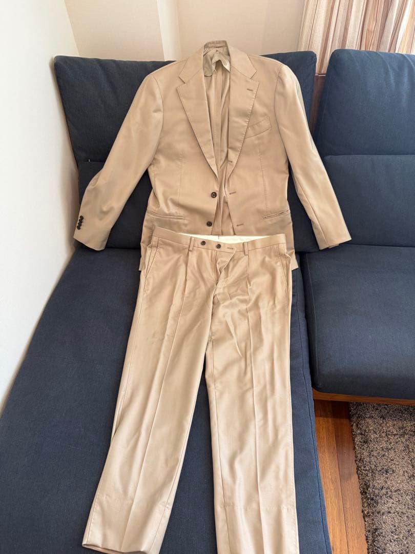 Brilla per il gusto(ブリッラペルイルグスト)のベージュスーツ